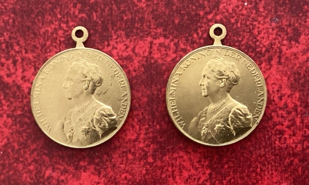 Wilhelmina draagpenning 1938 40 jarig jubileum, Ophalen of Verzenden, Overige materialen