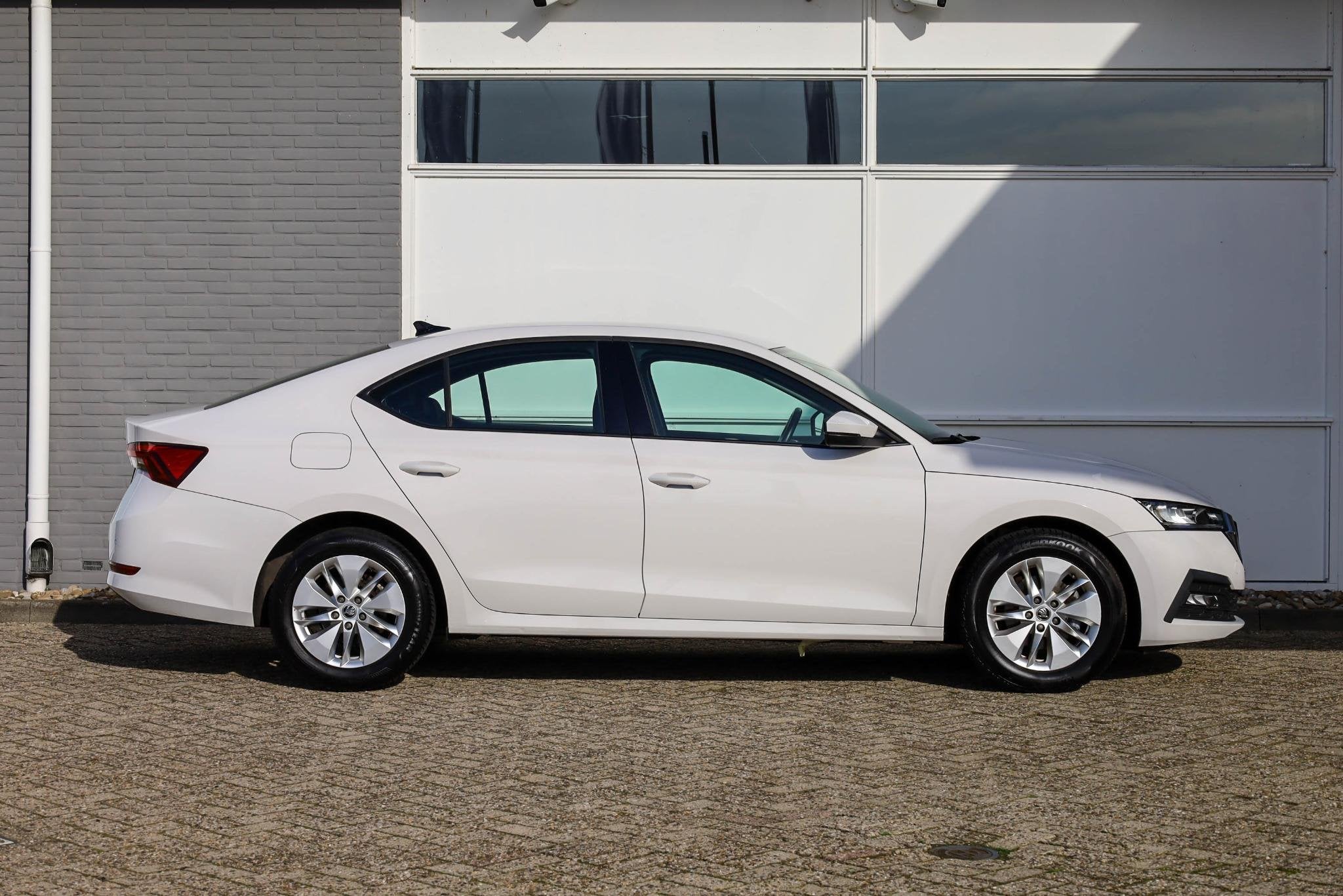 Skoda Octavia 1.0 TSI 110pk Ambition | Parkeersensoren | LED, Auto's, Voorwielaandrijving, 12 maanden, Stof, Gebruikt