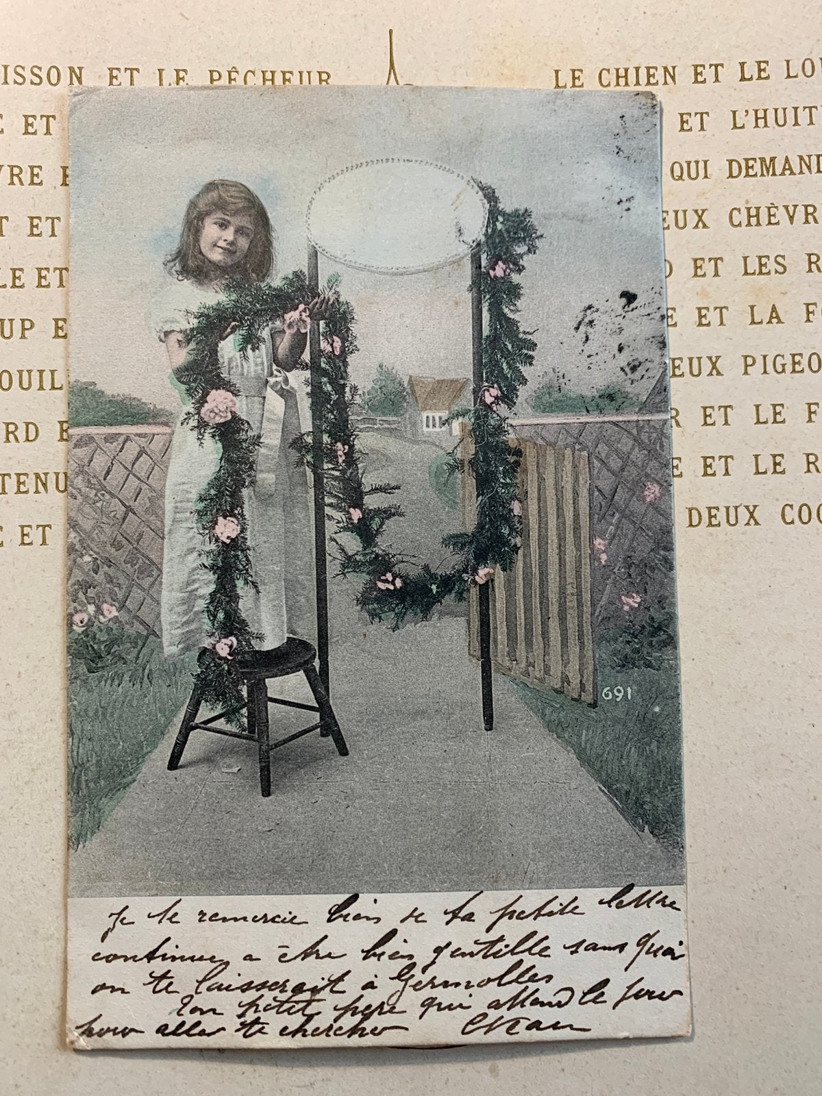 1903 Meisje hangt bloemenslinger op (LE), Ophalen of Verzenden, Voor 1920, Gelopen, Kinderen