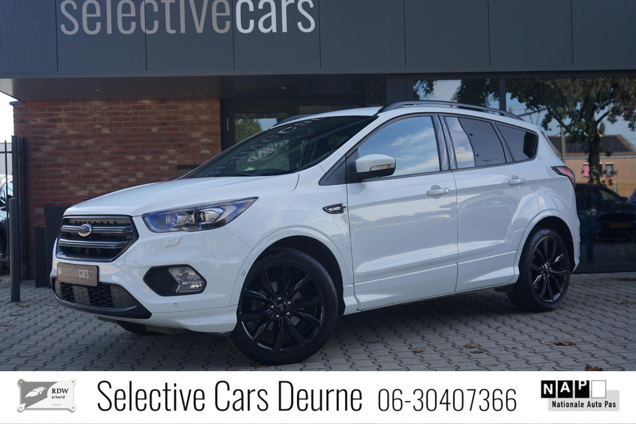 Ford Kuga 1.5 EcoBoost ST Line , Frost White, Zwart optiek,, Voorwielaandrijving, 4 cilinders, 150 pk, Leder en Stof
