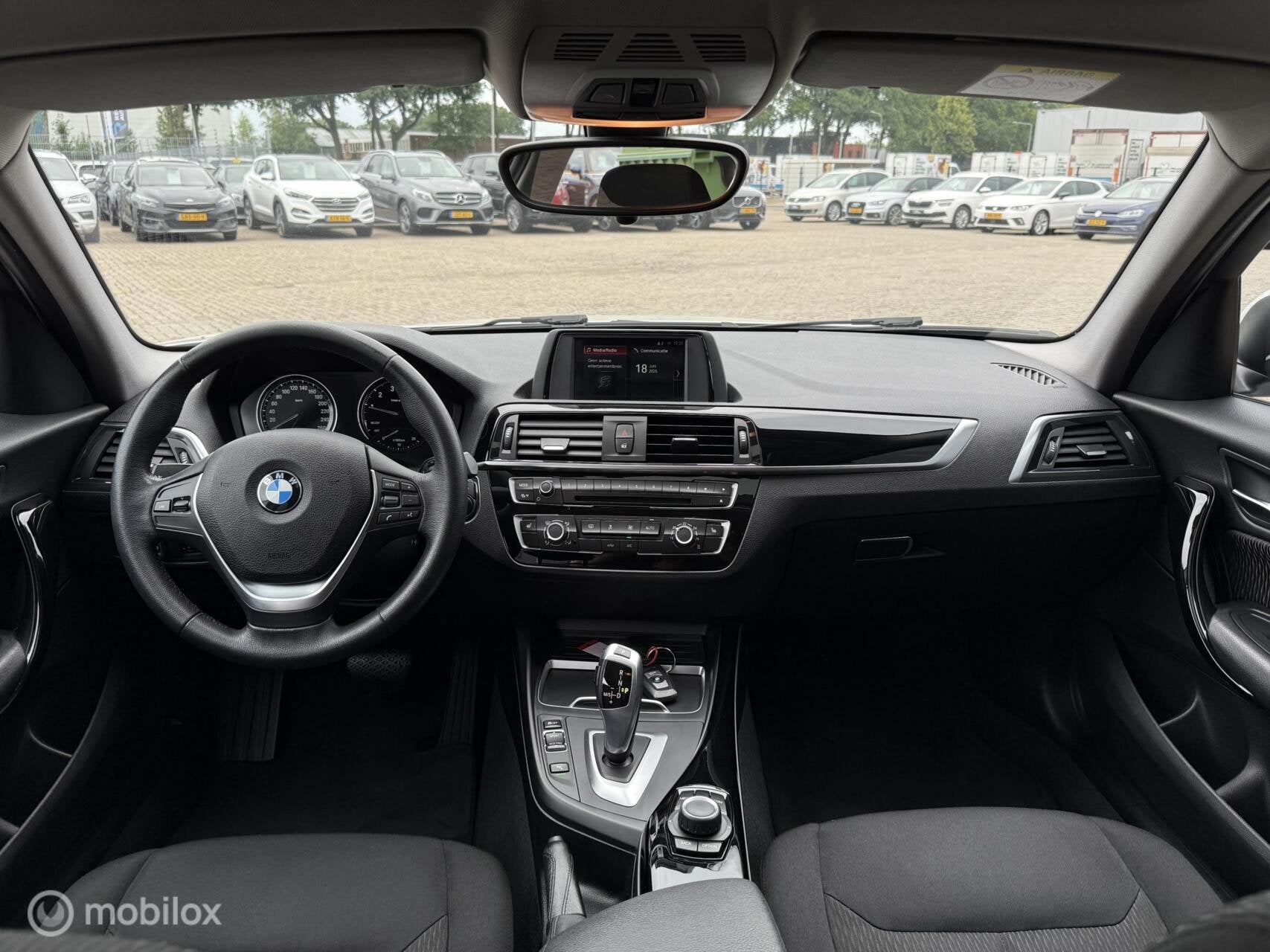 BMW 1-serie 118i Sport Line PANORAMADAK | AUTOMAAT, Auto's, Gebruikt, Wit, Bedrijf, 650 kg