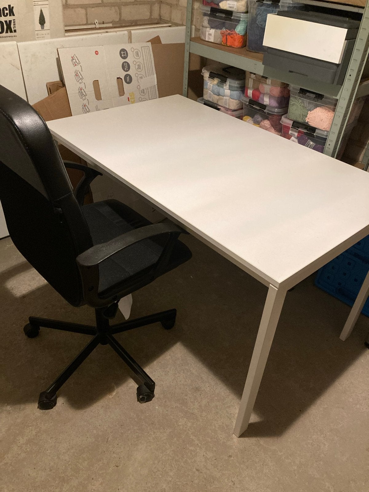 Foto 2 van Wit bureau met bureaustoel