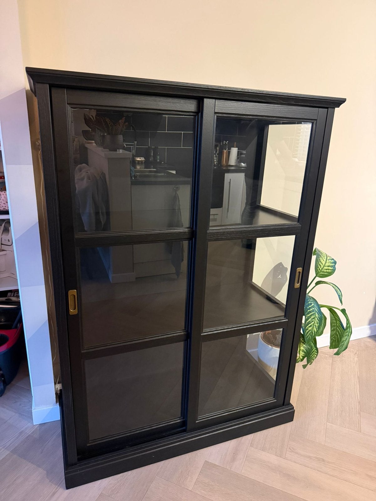 Zwarte vitrinekast met glazen schuifdeuren en verlichting, Ophalen, Gebruikt, 100 tot 150 cm, 100 tot 150 cm