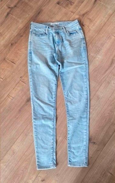 Levi's broek. Maat 29, Ophalen of Verzenden, Zo goed als nieuw, Blauw, W28 - W29 (confectie 36)