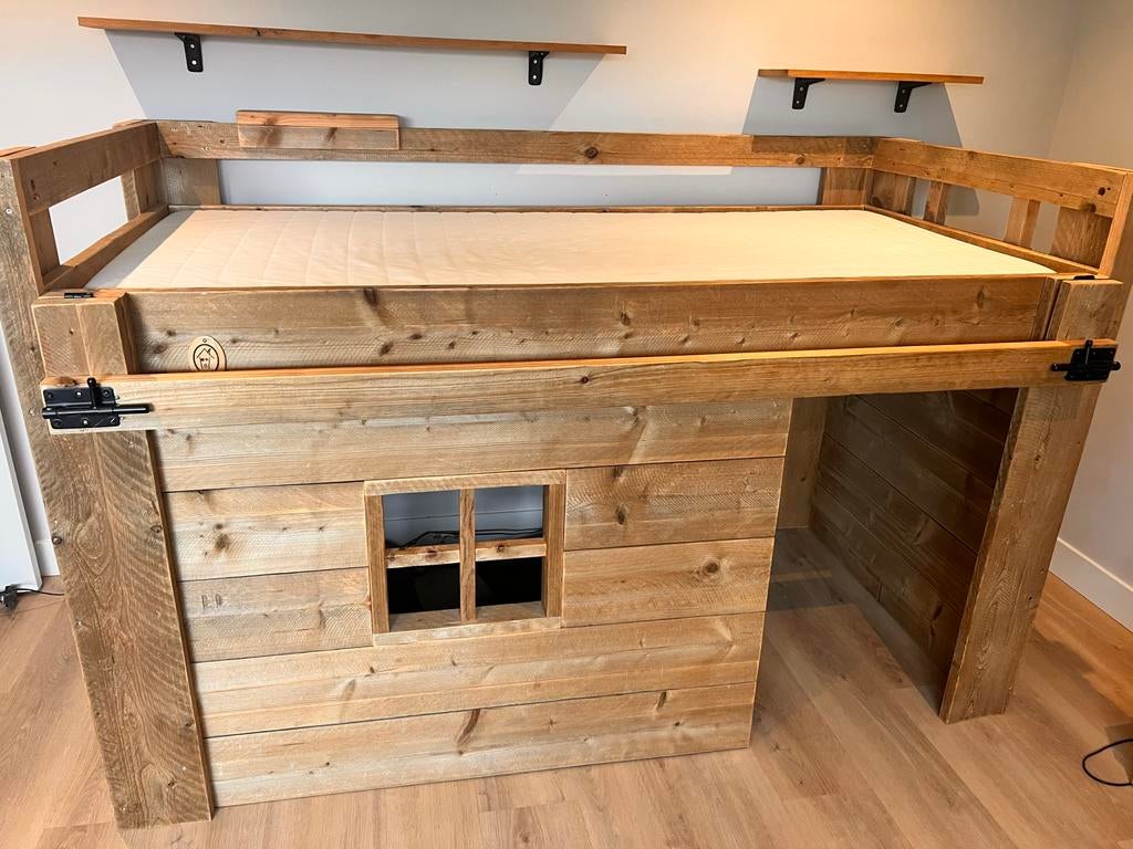 Robuuste houten hoogslaper Saartje Prum met speelhuisje, Ophalen, Gebruikt, Hoogslaper