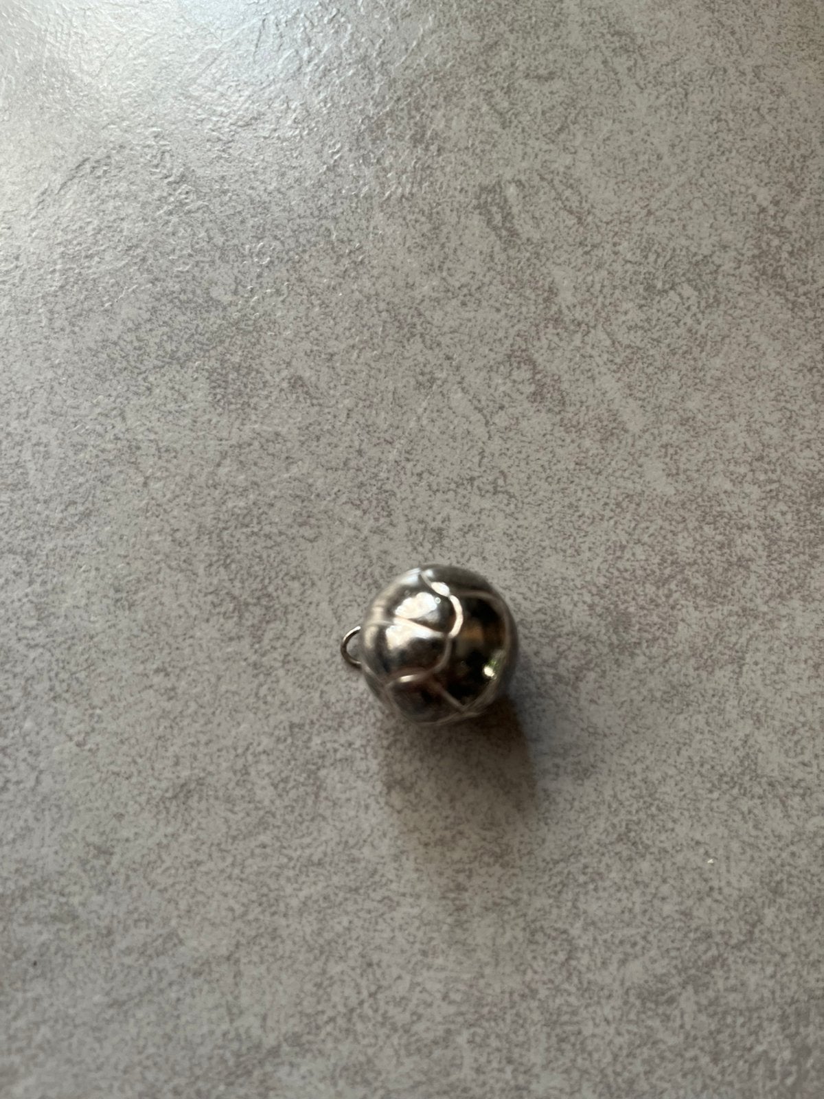 zilveren voetbal hanger, Overige voorstellingen, Ophalen of Verzenden, Zo goed als nieuw, Zilver