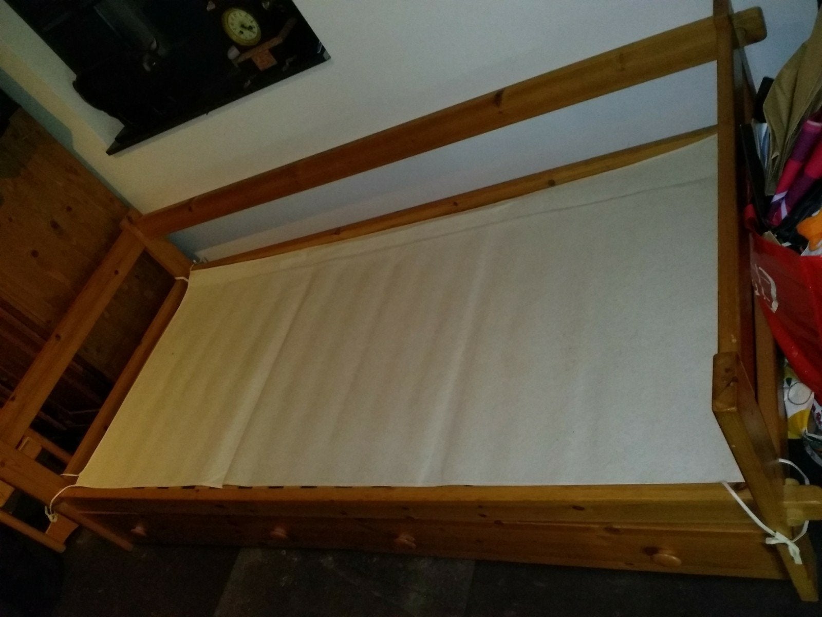 1 persoons bed grenen maat 220cm bij  115 cm hoogte 26cm., Huis en Inrichting, Ophalen, Zo goed als nieuw, Eenpersoons, Hout