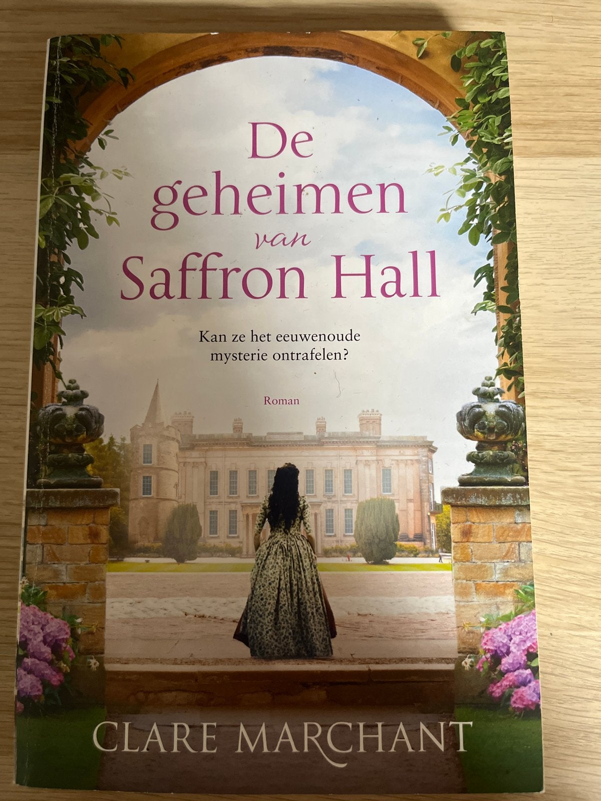 De geheimen van Saffron Hall - Clare Marchant, Ophalen of Verzenden, Gelezen, Europa overig
