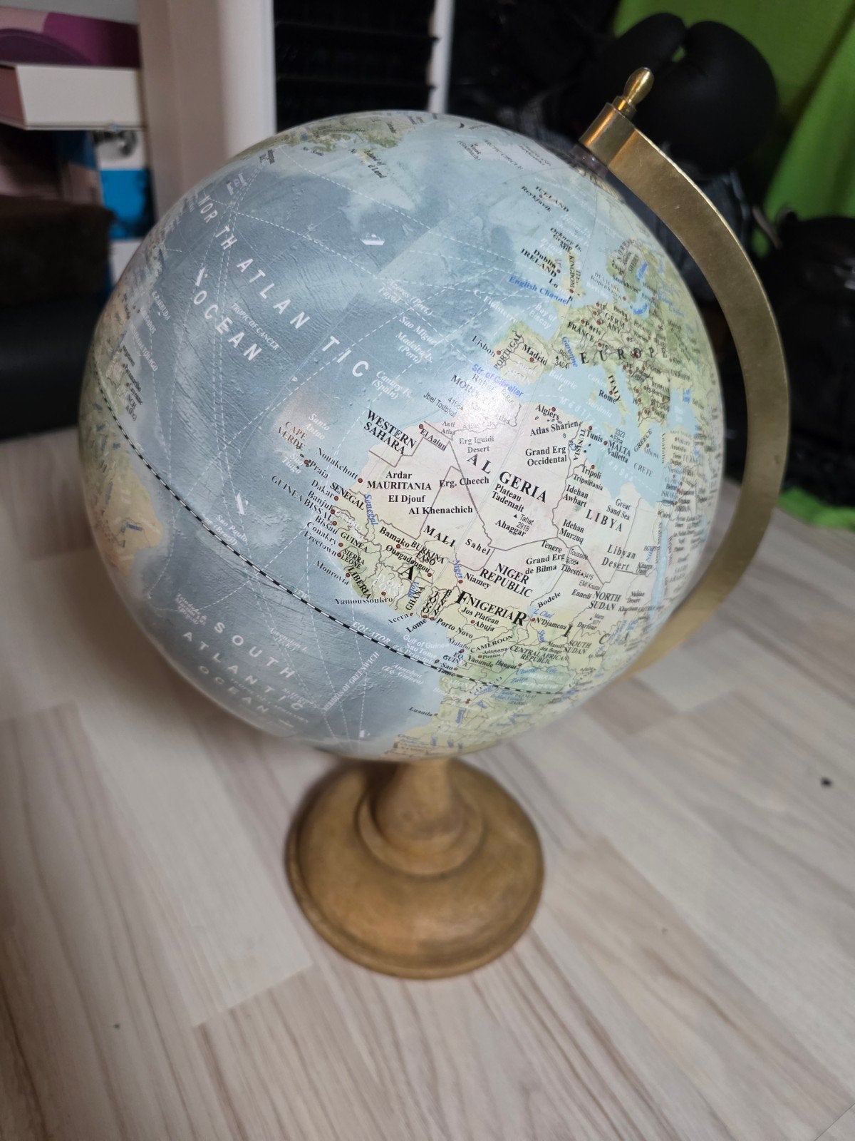 Vintage Wereldbol met Houten Voet en Messing Meridiaan, Gebruikt, Meerkleurig, Ophalen of Verzenden, Vintage