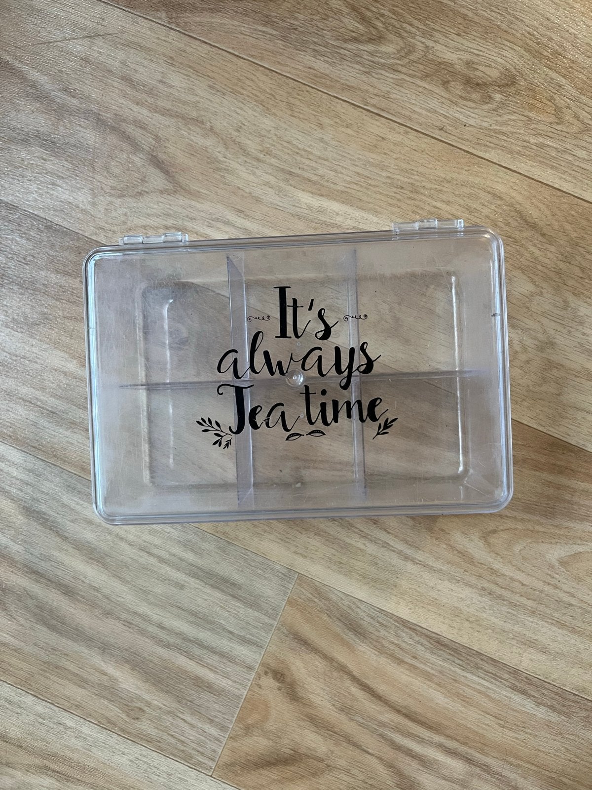 Transparante theedoos met tekst "It's always tea time", Gebruikt, Kunststof, Ophalen of Verzenden, Theedoos