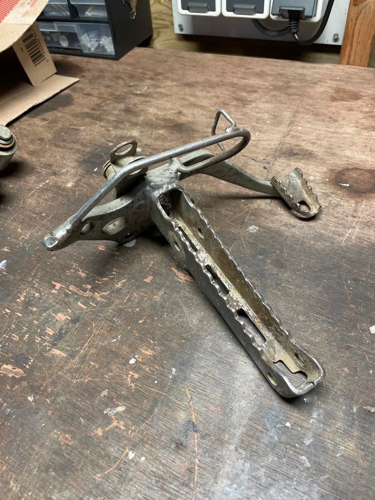 Yamaha Blaster YFS 200 rempedaal/voetsteun., Motoren, Onderdelen | Yamaha, Ophalen of Verzenden, Gebruikt