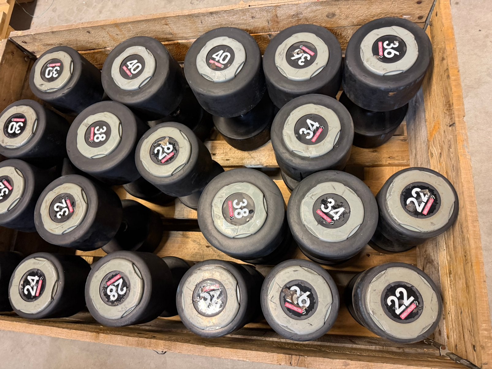 Vaste Rubberen Dumbells 22kg t/m 50kg + 2 Rekken, Sport en Fitness, Ophalen, Gebruikt, Dumbbell