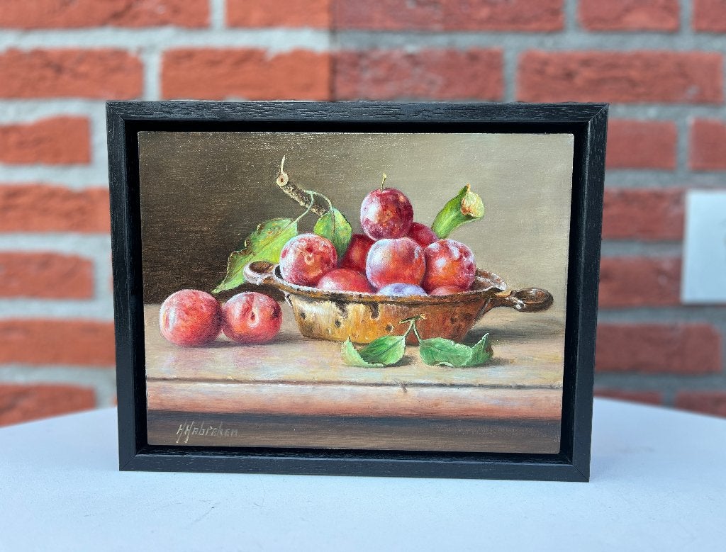 Schilderij pruimen in een pan op paneel. Hans Habraken