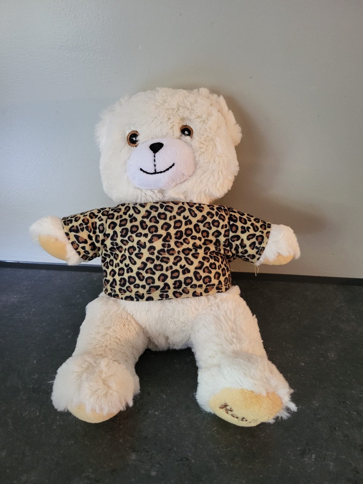 Schattige witte teddybeer met luipaardprint shirt robijn, Gebruikt, Overige merken, Overige karakters, Beer