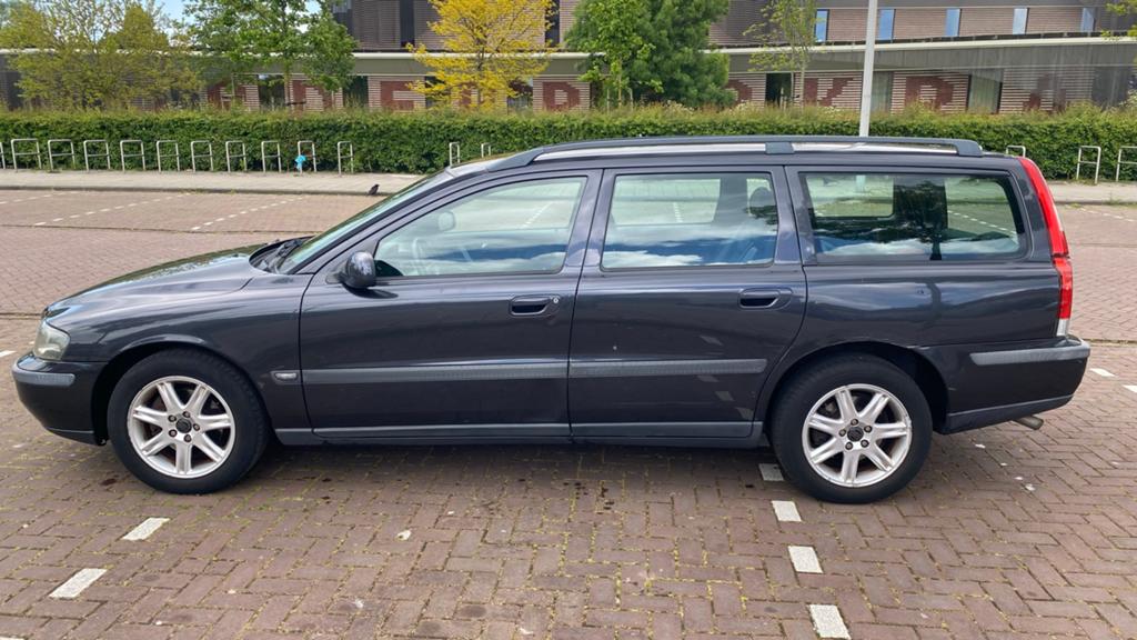 Volvo V70 2.4 140PK 2001 Grijs, Auto's, Volvo, Elektrische ramen, Achterwielaandrijving, 1800 kg, 1505 kg