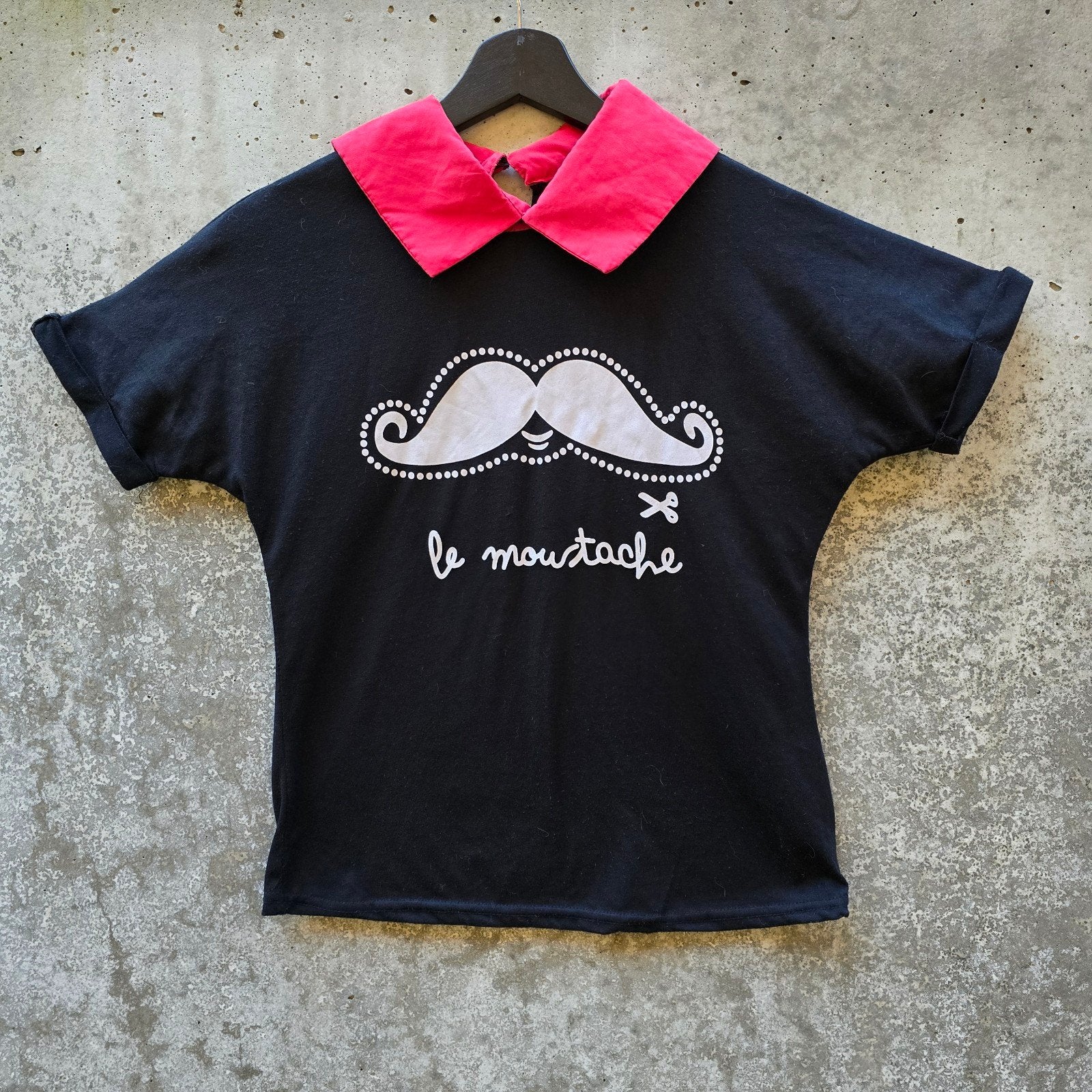 Le moustache zwart t-shirt met rode kraag maat S, Kleding | Dames, Zwart, Ophalen of Verzenden, Zo goed als nieuw, Korte mouw
