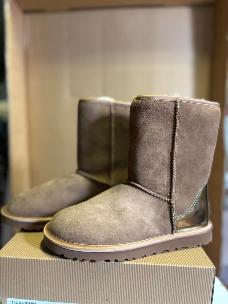 Nieuwe Ugg Classic Short Metallic Patent laarzen maat 37, Bruin, Lage of Enkellaarzen, Nieuw, Ophalen of Verzenden