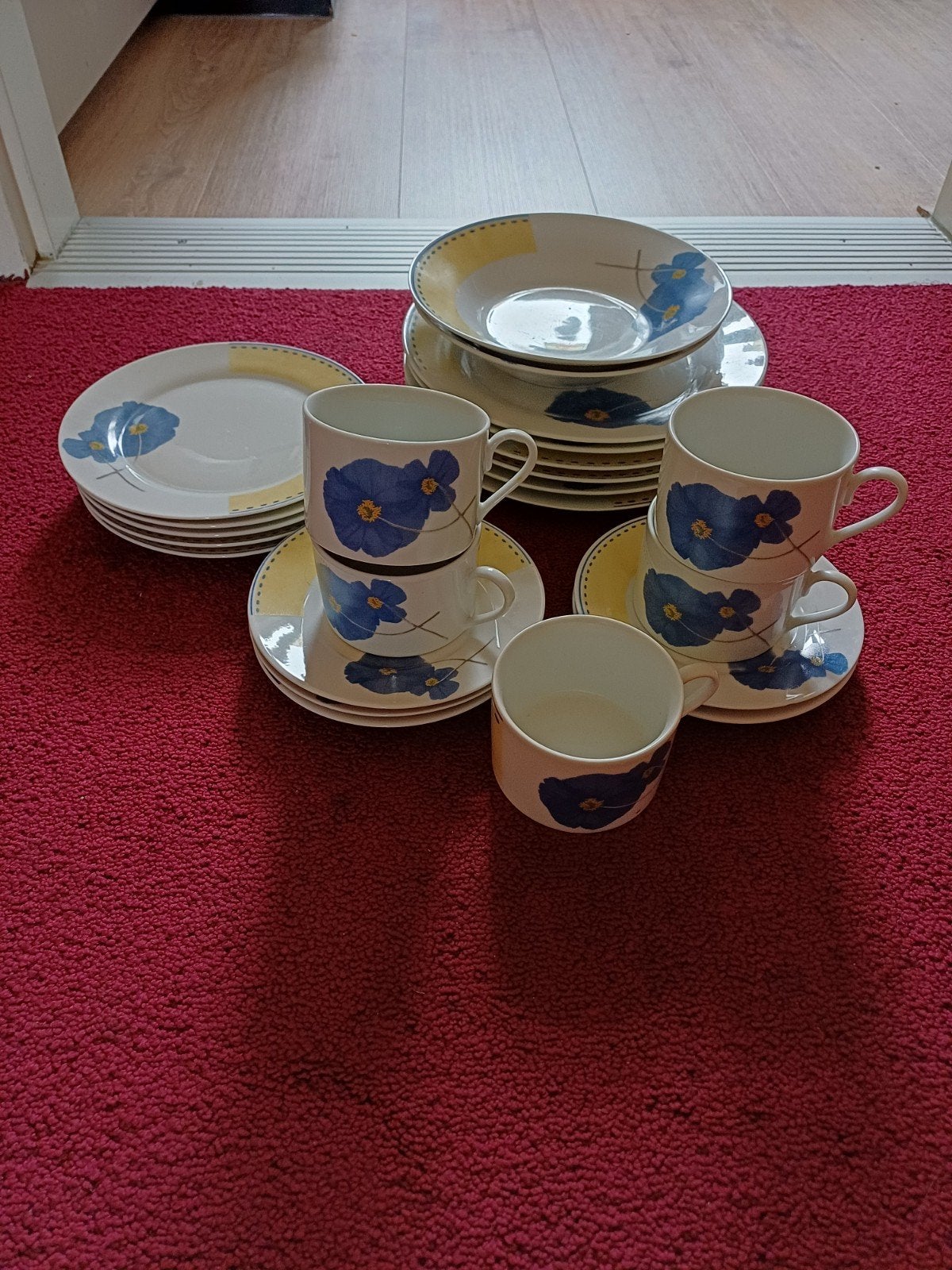 Te koop.Servies.5 schoteltjes 5 kopjes.2 diepe borden., Ophalen