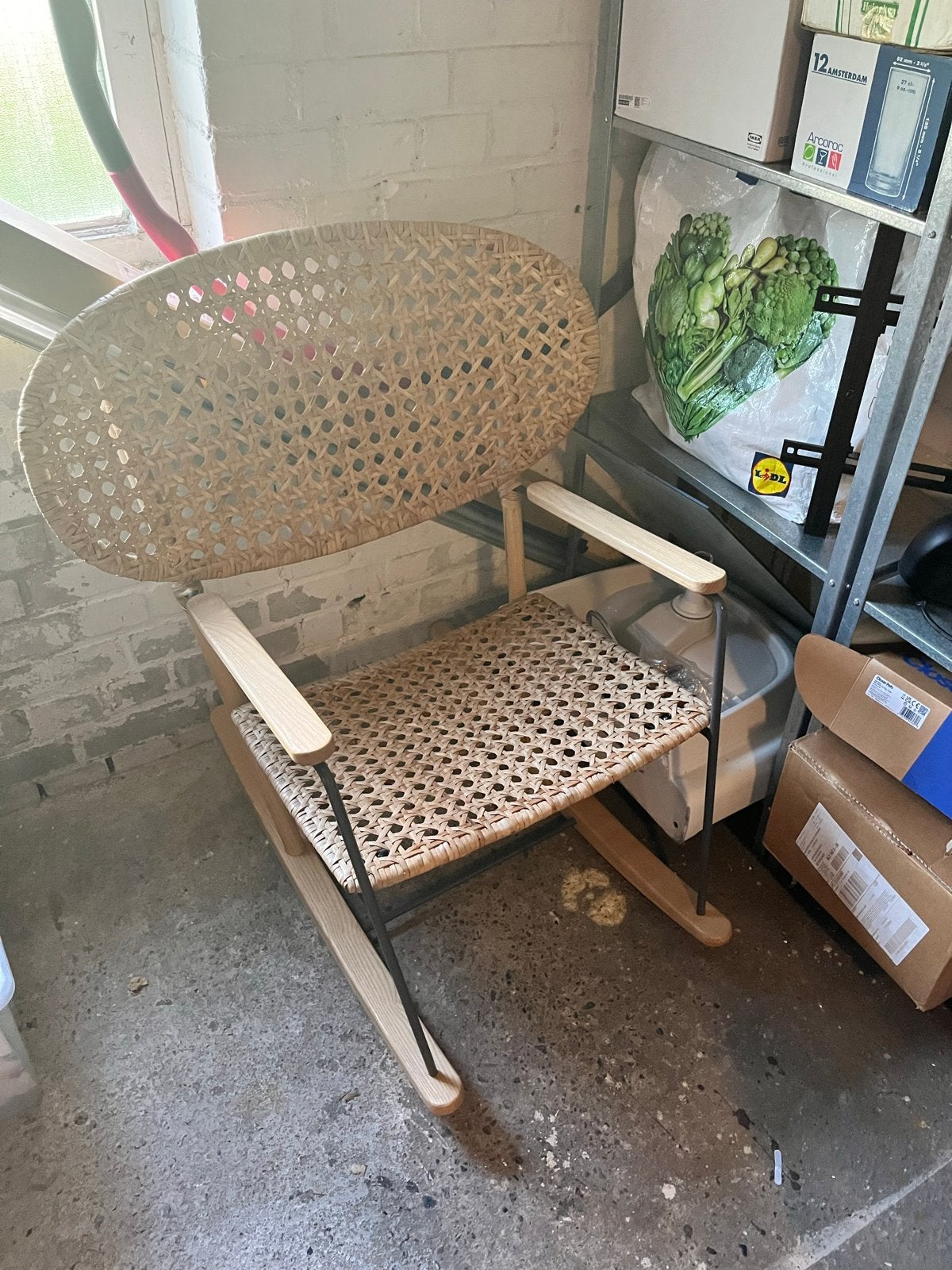 Stijlvolle rotan schommelstoel met houten frame, Huis en Inrichting, Stoelen, Zo goed als nieuw, Eén, Hout, Overige kleuren, Ophalen