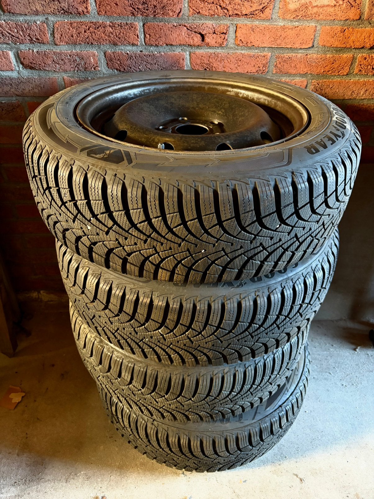 Set Goodyear winterbanden 205/60 R16 (op stalen velg), Ophalen, Gebruikt