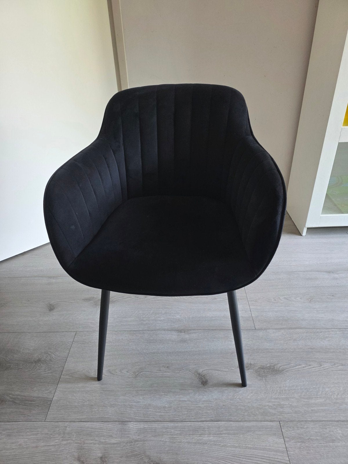 Zwarte fluwelen eetkamerstoel van de kwantum, Huis en Inrichting, Stoelen, Zwart, Modern, Elegant, Ophalen of Verzenden, Zo goed als nieuw