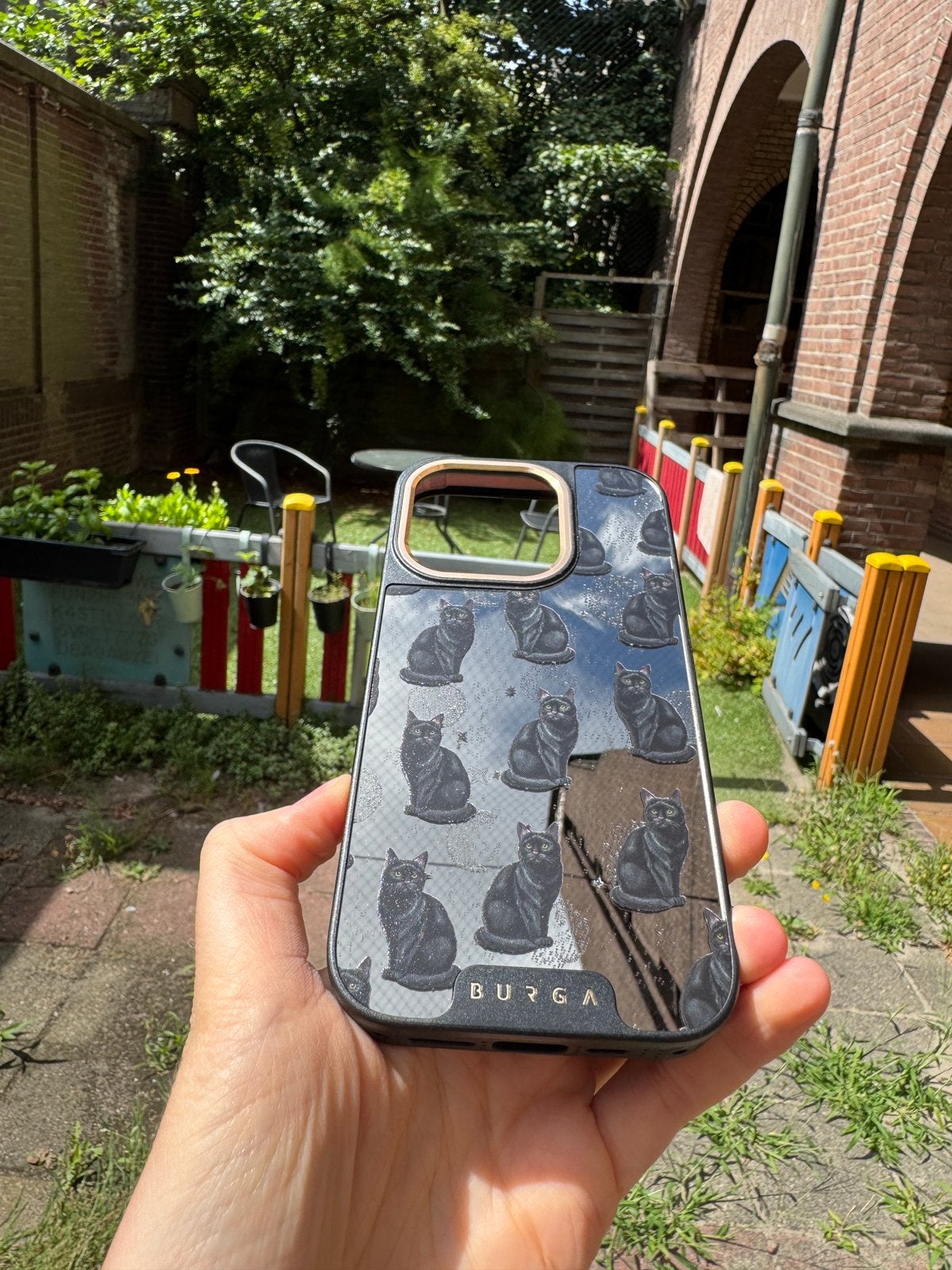 Burga Elite Dark (MagSafe) hoesje Iphone 15Pro - katten, Zwart, Rondom bescherming, Nieuw, Ophalen of Verzenden