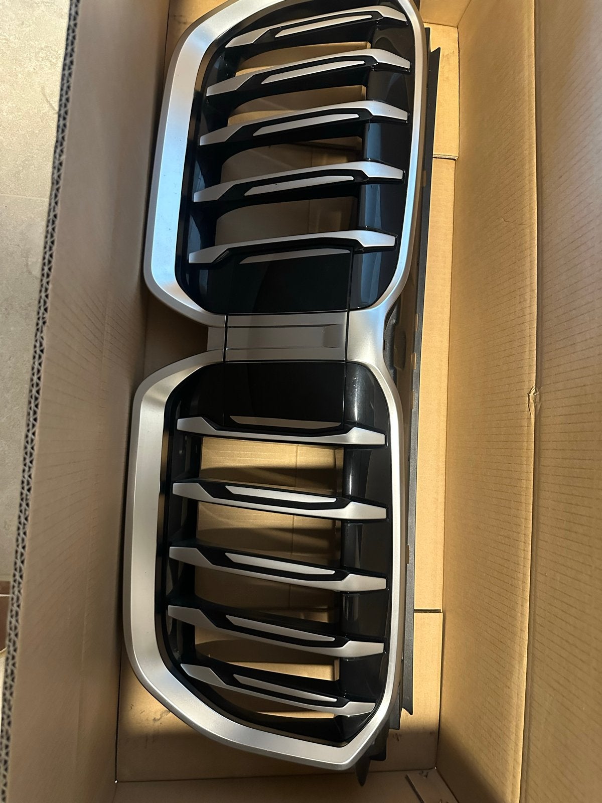 Originele BMW X1 U11 Nierengrille - Zilver/Zwart, Ophalen, Gebruikt, Voor, BMW