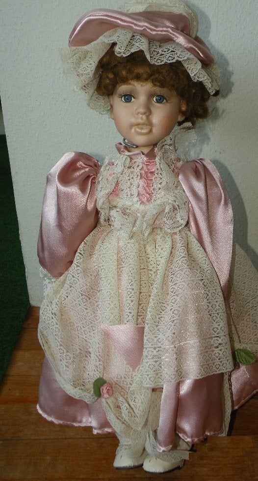 Pop, 'antiek'. Lengte 54 cm. Met standaard., Verzamelen, Poppen, Ophalen of Verzenden, Zo goed als nieuw, Pop