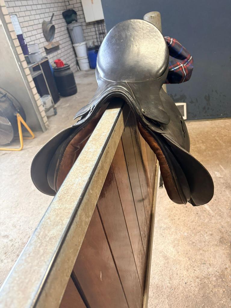 Stubben springzadel 17 inch, Dieren en Toebehoren, Paarden en Pony's | Overige Paardenspullen, Ophalen, Gebruikt, Springen