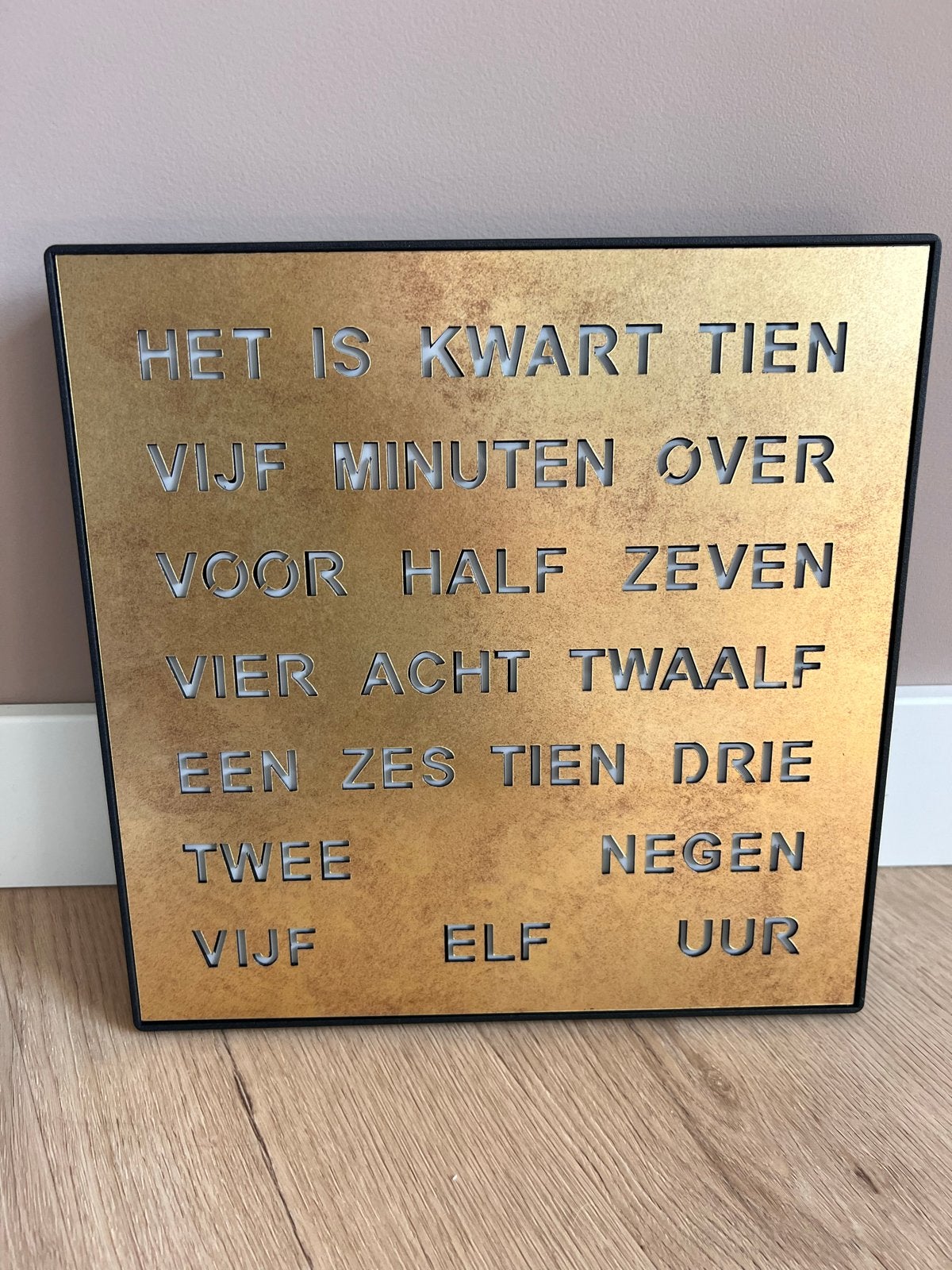 AMS Intertime Woordklok - Nieuw in doos (nieuwpr € 239), Huis en Inrichting, Goud, Wandklok, Nieuw, Ophalen of Verzenden