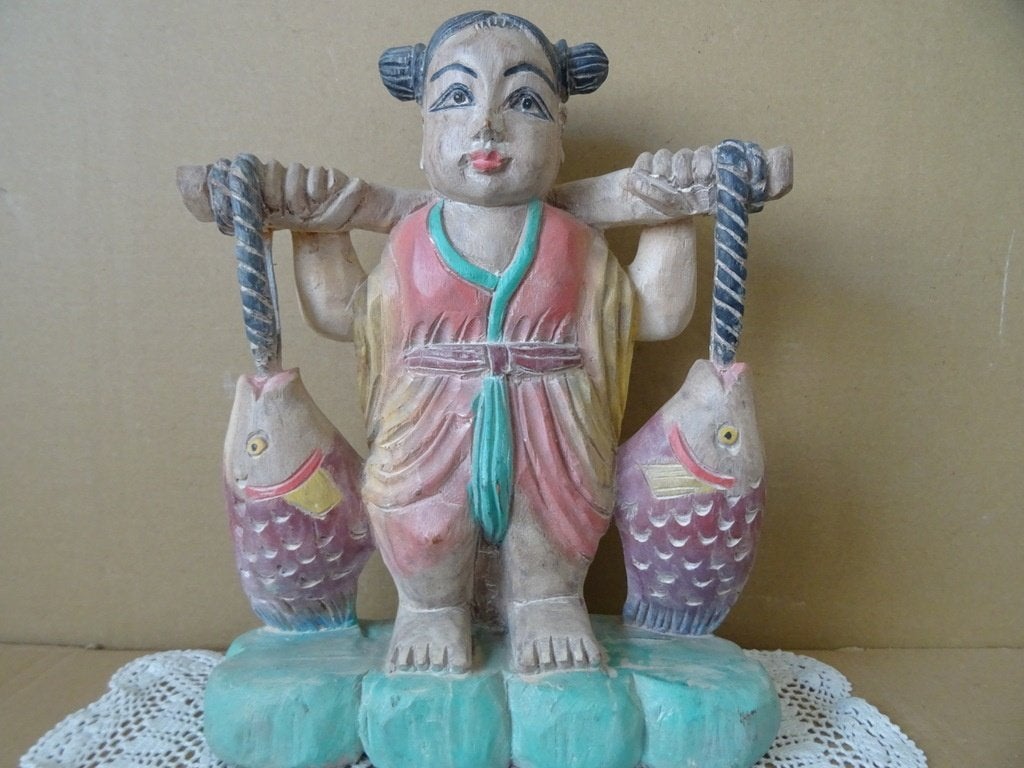 Vintage Chinees houten beeld kind met vissen 29cm gelukbeeld, Ophalen of Verzenden