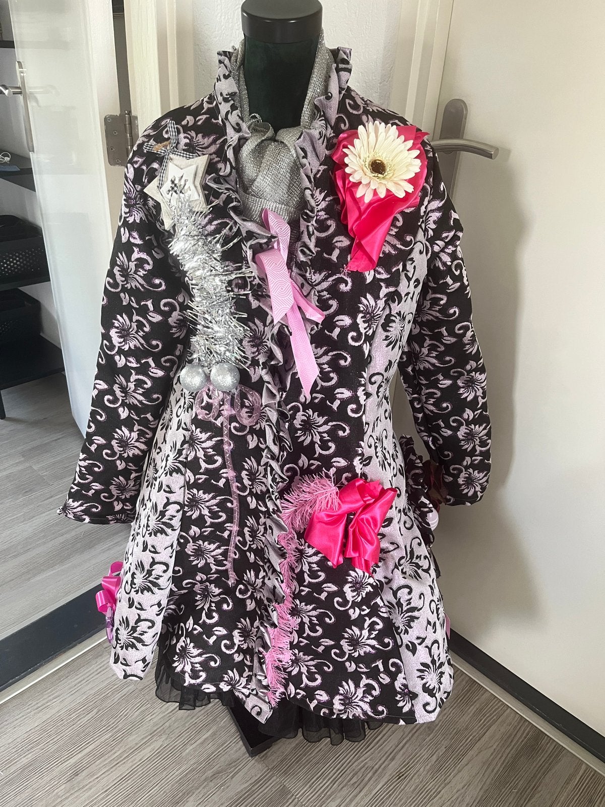 Exclusieve zwart/roze Carnavalsjas maat xl. Geheel nieuw, Carnaval, Maat 46/48 (XL) of groter, Nieuw, Ophalen of Verzenden