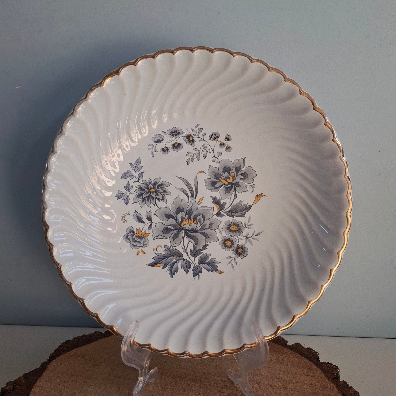 Flora Gouda 'Peking', lichtblauwe schaal met bloemmotief, Antiek en Kunst, Ophalen of Verzenden