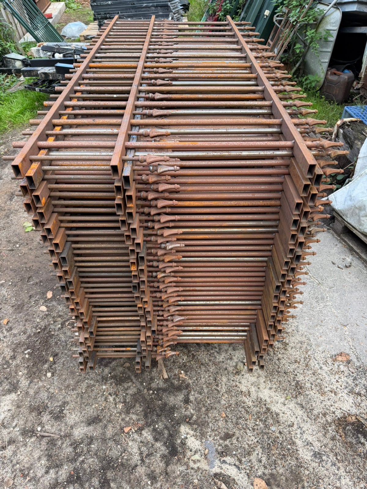 Foto 8 van Landelijk ijzeren hekwerk 72 meter van 36 delen