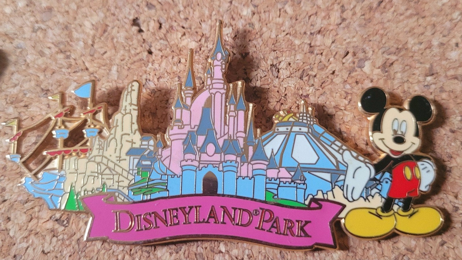 Grote Mickey Mouse Disneyland Parijs Parkland + banner pin, Verzenden, Mickey Mouse, Zo goed als nieuw, Overige typen