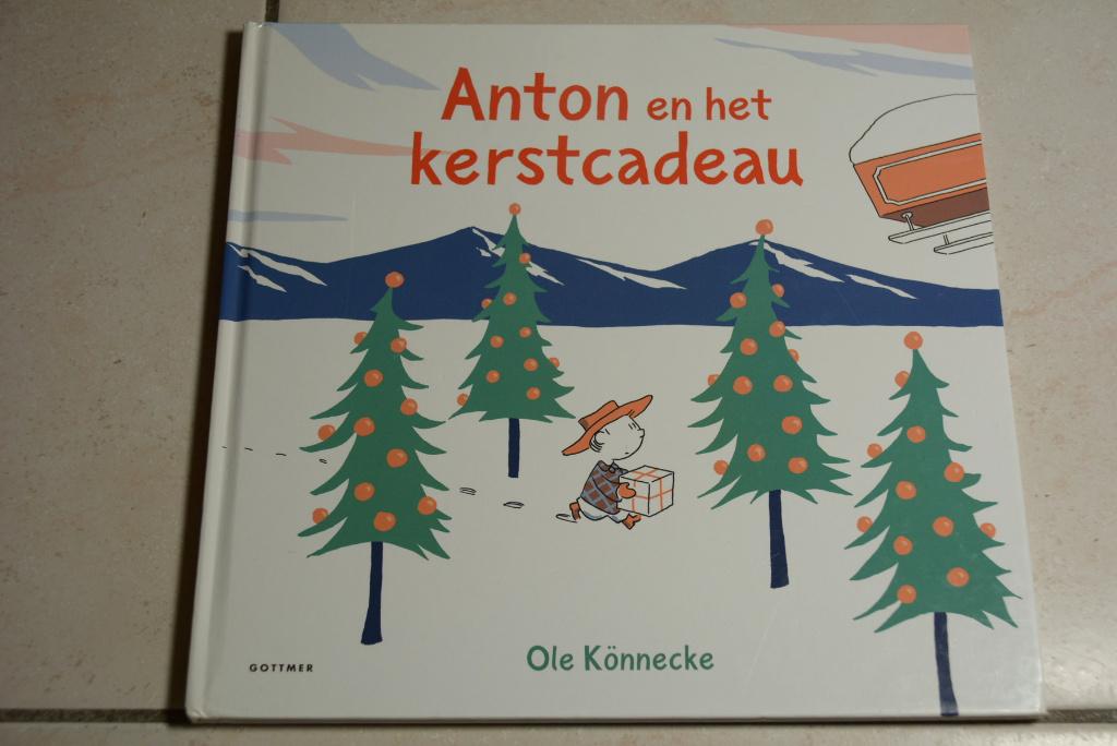 Anton en het kerstcadeau / Ole Könnecke , Ophalen of Verzenden, Zo goed als nieuw, Fictie algemeen, Voorleesboek