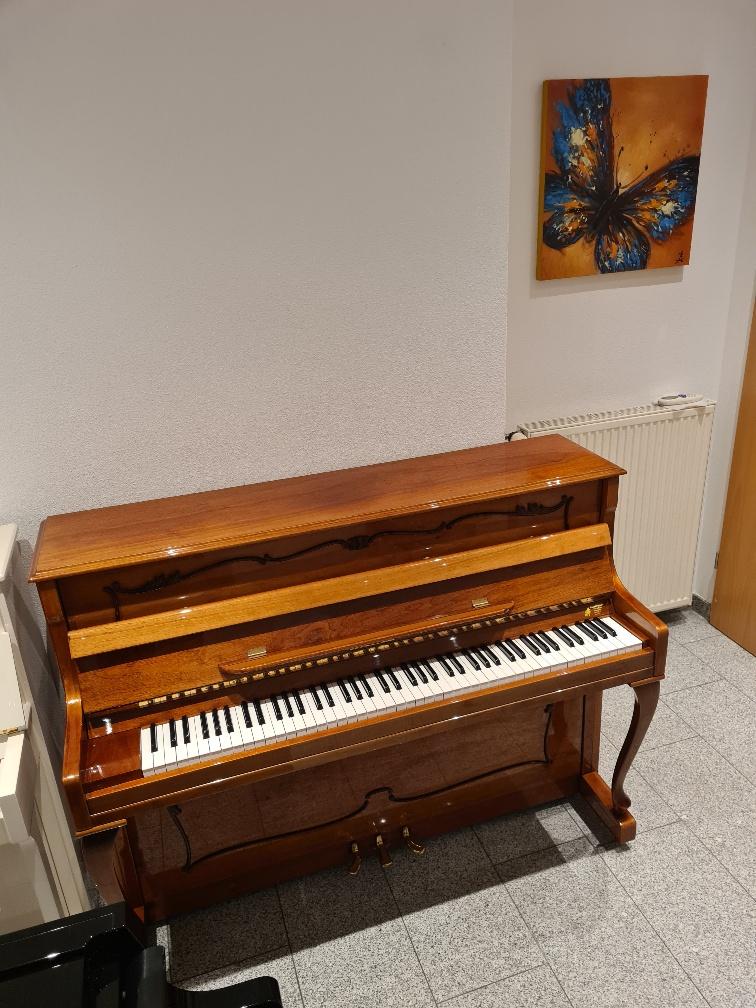 Hanil S2 Walnut piano occasion noten hoogglans, Gebruikt, Bruin, Niet ingevuld, Piano