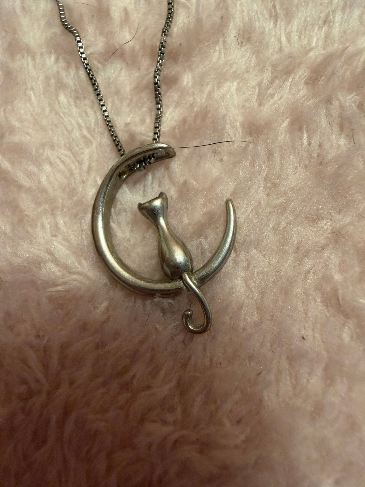 Zilveren ketting met kat op maan hanger, Ophalen of Verzenden, Zo goed als nieuw, Zilver, Met hanger