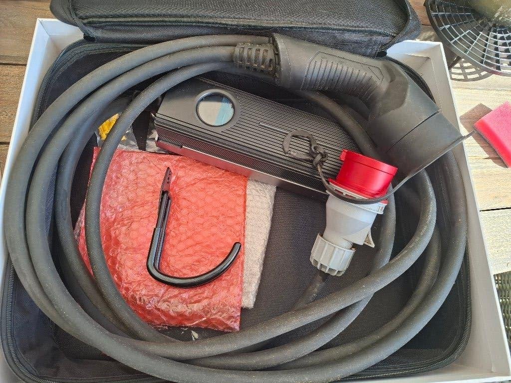Besen Slimme Mobiele Laadpaal met LCD, Type 2, 1 & 3 fasen, Auto diversen, Laadpalen, Ophalen of Verzenden, Zo goed als nieuw