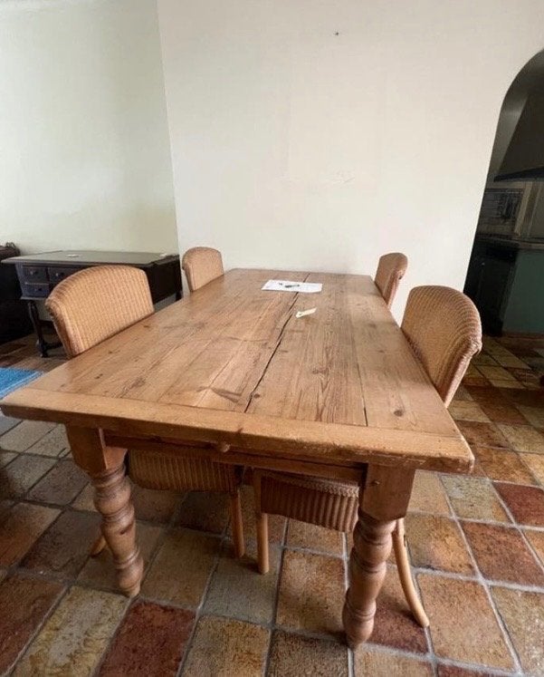 Antiek grenen tafel en 4 rieten stoelen, Ophalen, 50 tot 100 cm, 150 tot 200 cm, Grenenhout