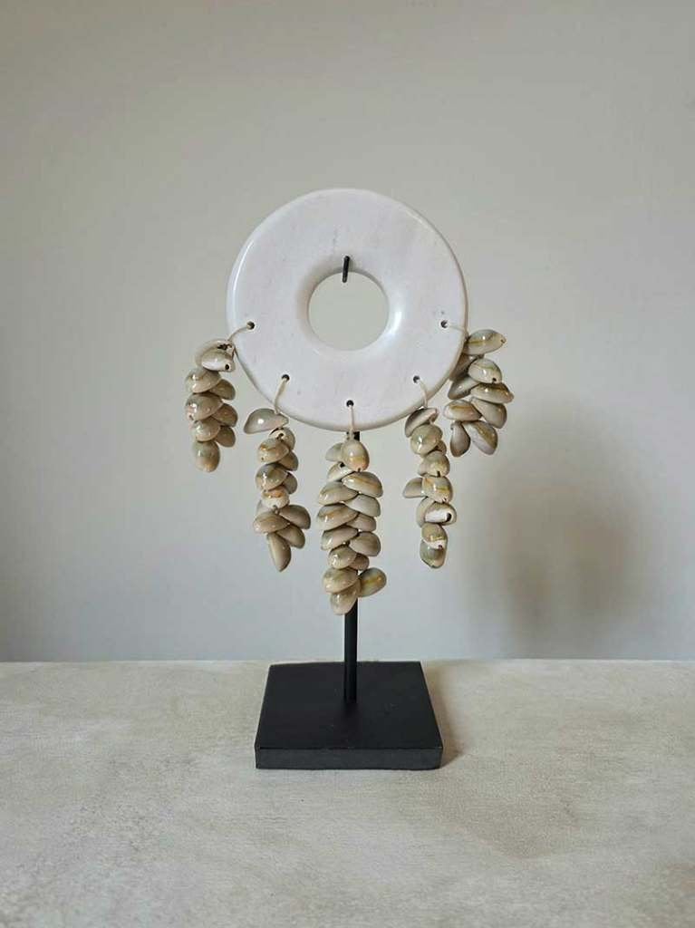 Marmer op standaard met schelpen 1 uit Bali, Huis en Inrichting, Woonaccessoires | Kransen, 25 cm, 6951nk, Nieuw, Info@tropicalhome.nl