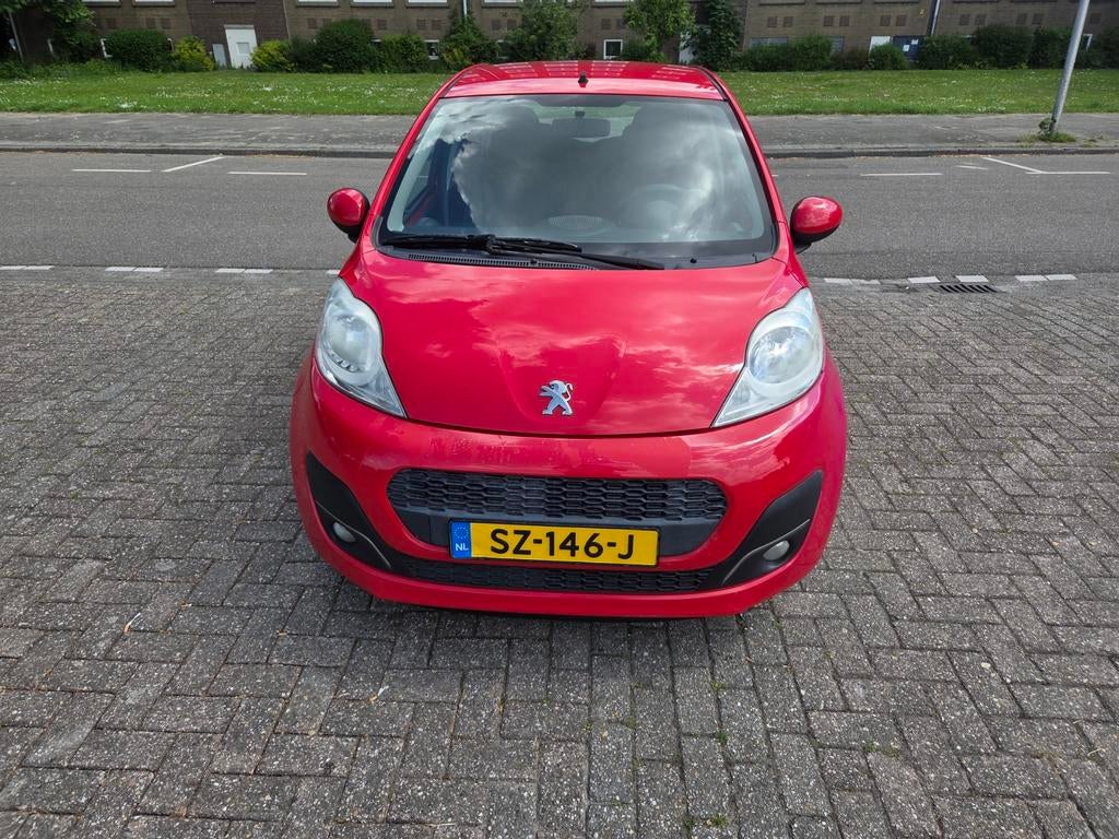 Peugeot 107 1.0 12V 5DR 2012 Rood, Auto's, Voorwielaandrijving, Euro 5, Stof, Zwart