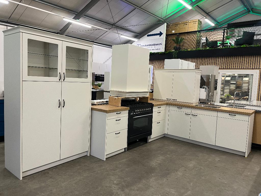 Hoekkeuken magnolia met fornuis en kastenwand !! Volop keus, Huis en Inrichting, Keuken | Complete keukens, Ophalen, Gebruikt