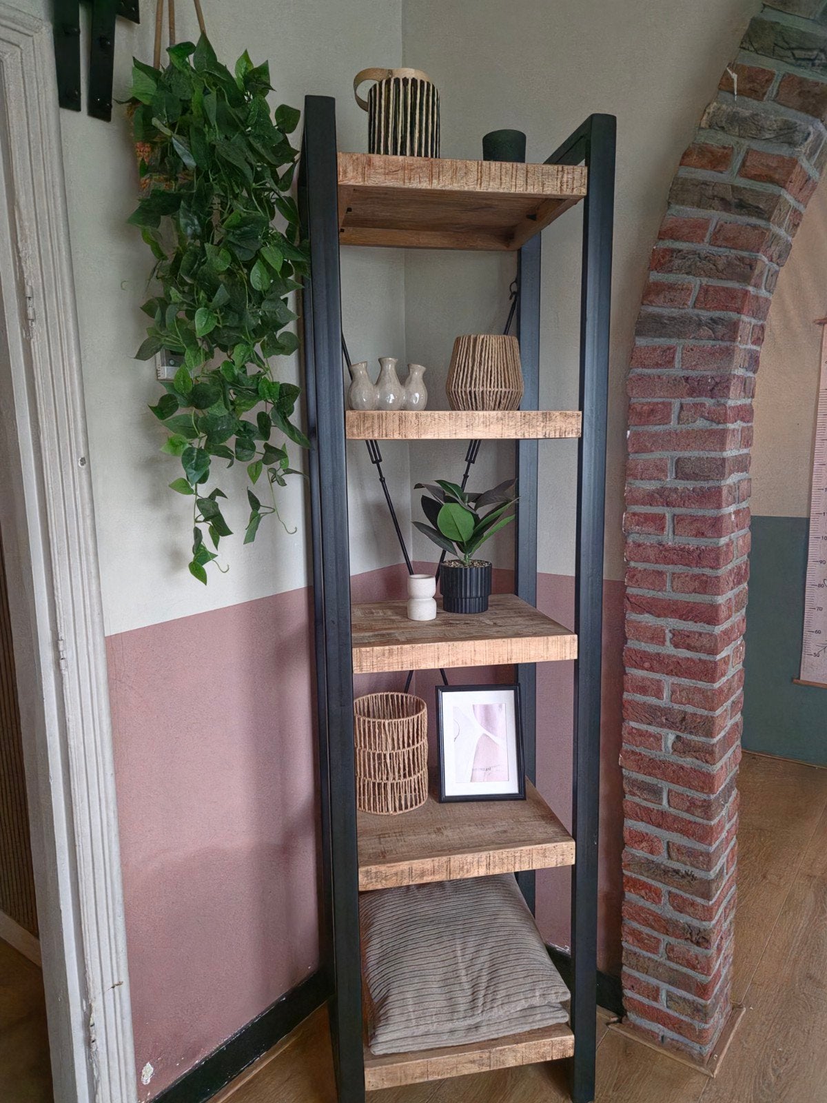 Industriële boekenkast met mango houten planken, Ophalen, Zo goed als nieuw