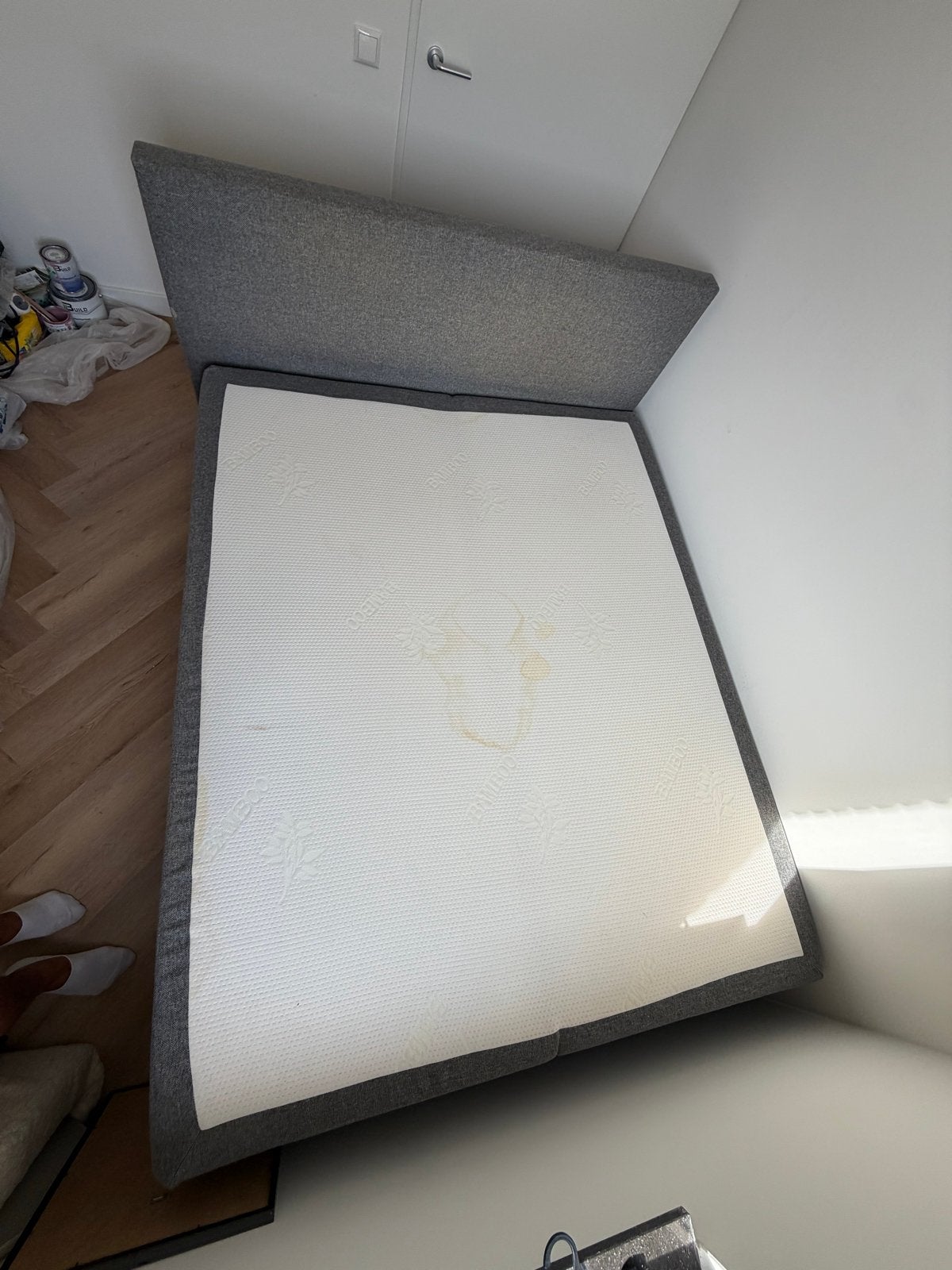 Comfortabel tweepersoonsbed met gestoffeerd hoofdbord
