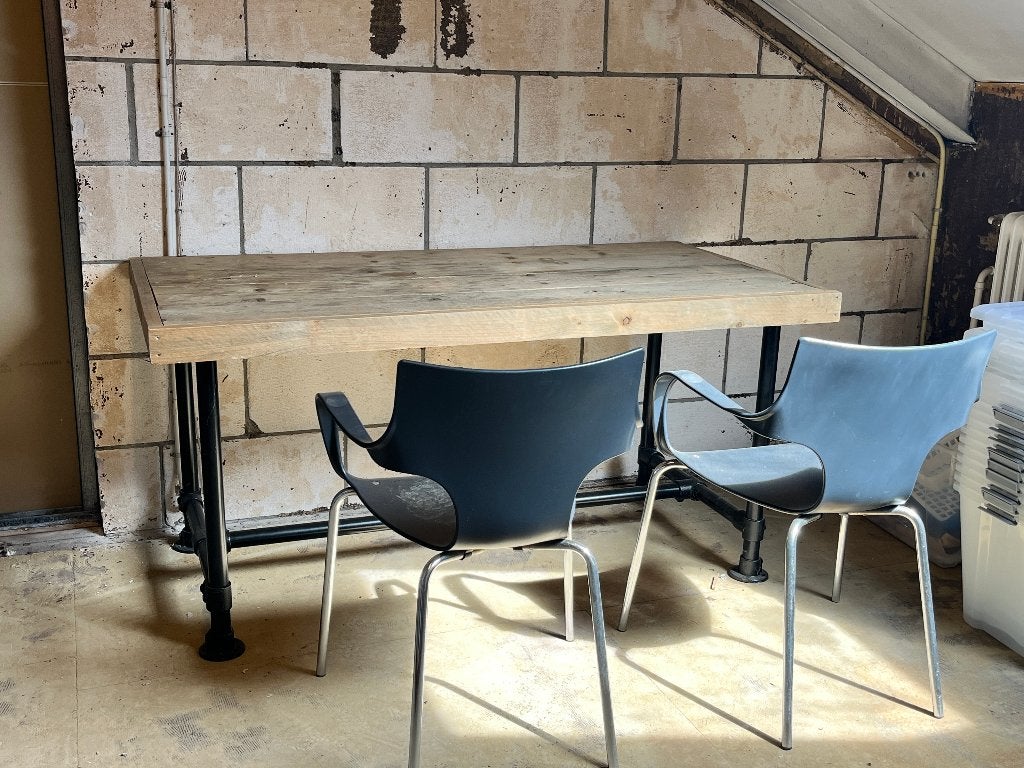 Stevige houten tafel met metalen onderstel, Huis en Inrichting, Tafels | Eettafels, Gebruikt, 50 tot 100 cm, 150 tot 200 cm, Industrieel, Robuust