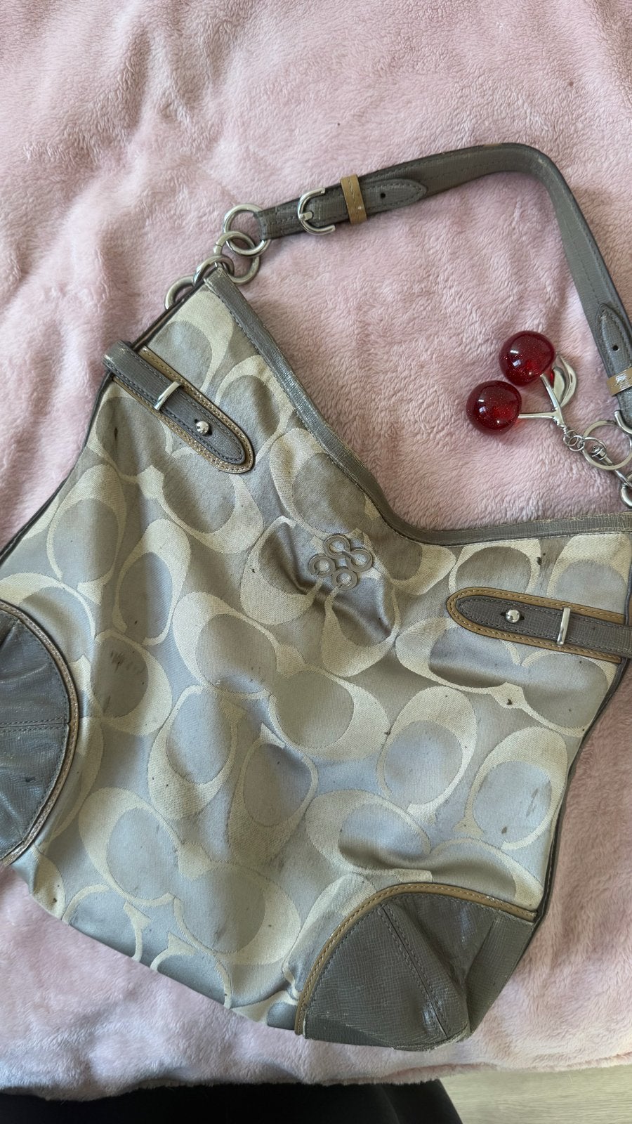 vintage Coach shoulderbag met kersenhanger, Ophalen of Verzenden, Gebruikt, Grijs, Schoudertasje