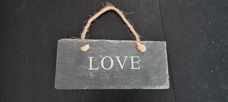 Leisteen bordje aan touw love liefde, Huis en Inrichting, Ophalen of Verzenden, Zo goed als nieuw
