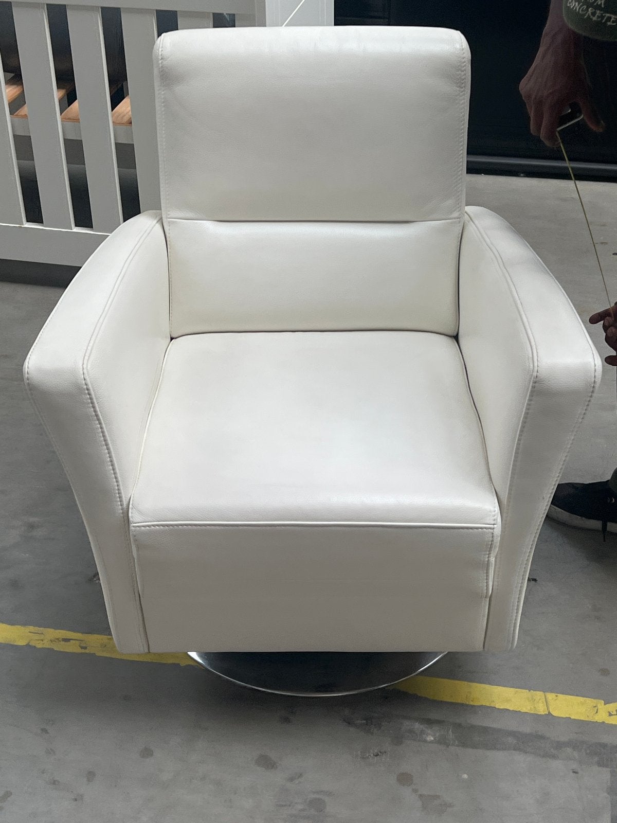 Leren fauteuil met draaivoet - Wit, Ophalen, Gebruikt, Modern, 50 tot 75 cm