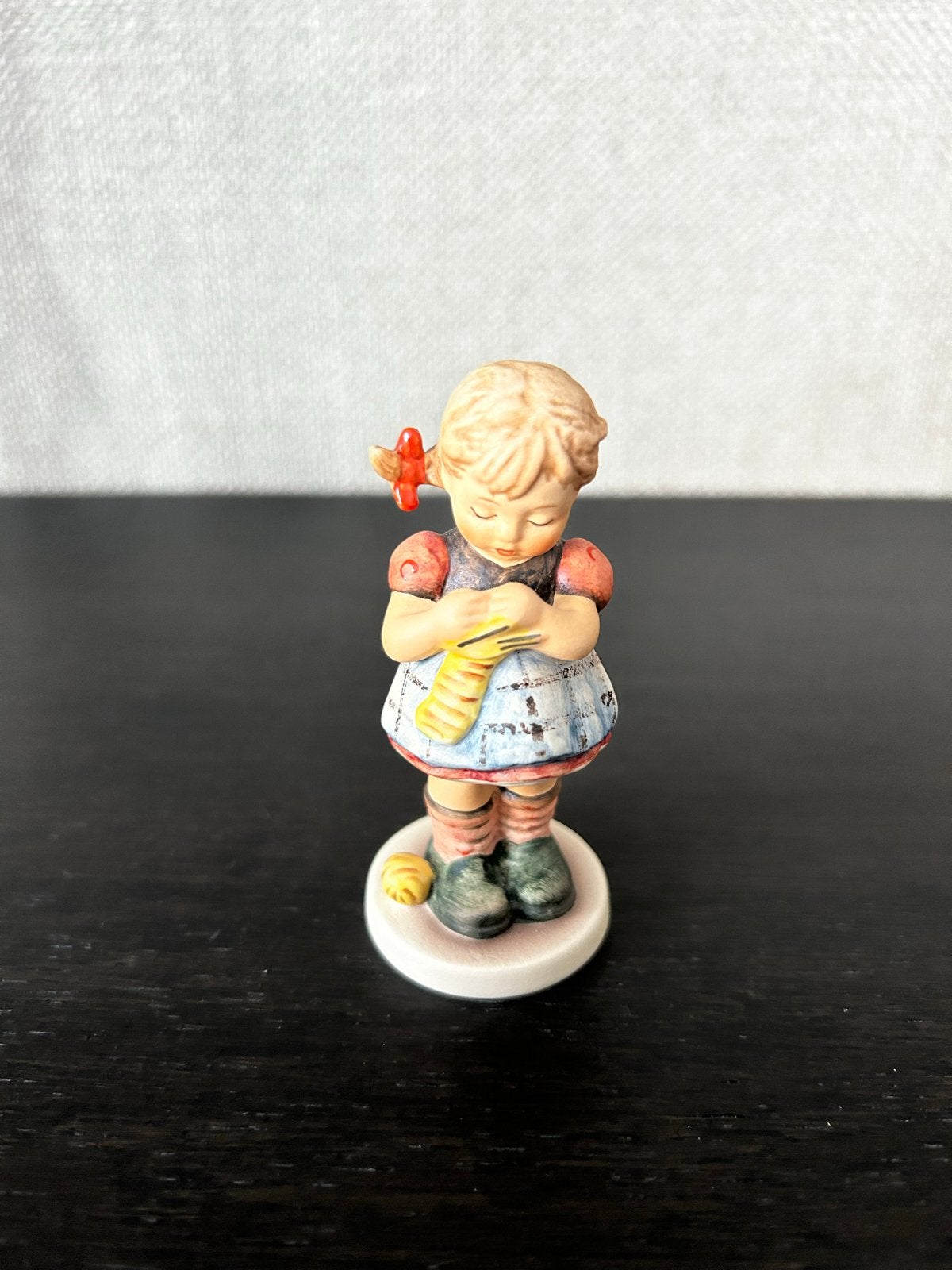 Hummel beeldje "Little Knitter" - Exclusieve Editie, Verzamelen, Ophalen of Verzenden, Zo goed als nieuw, Hummel